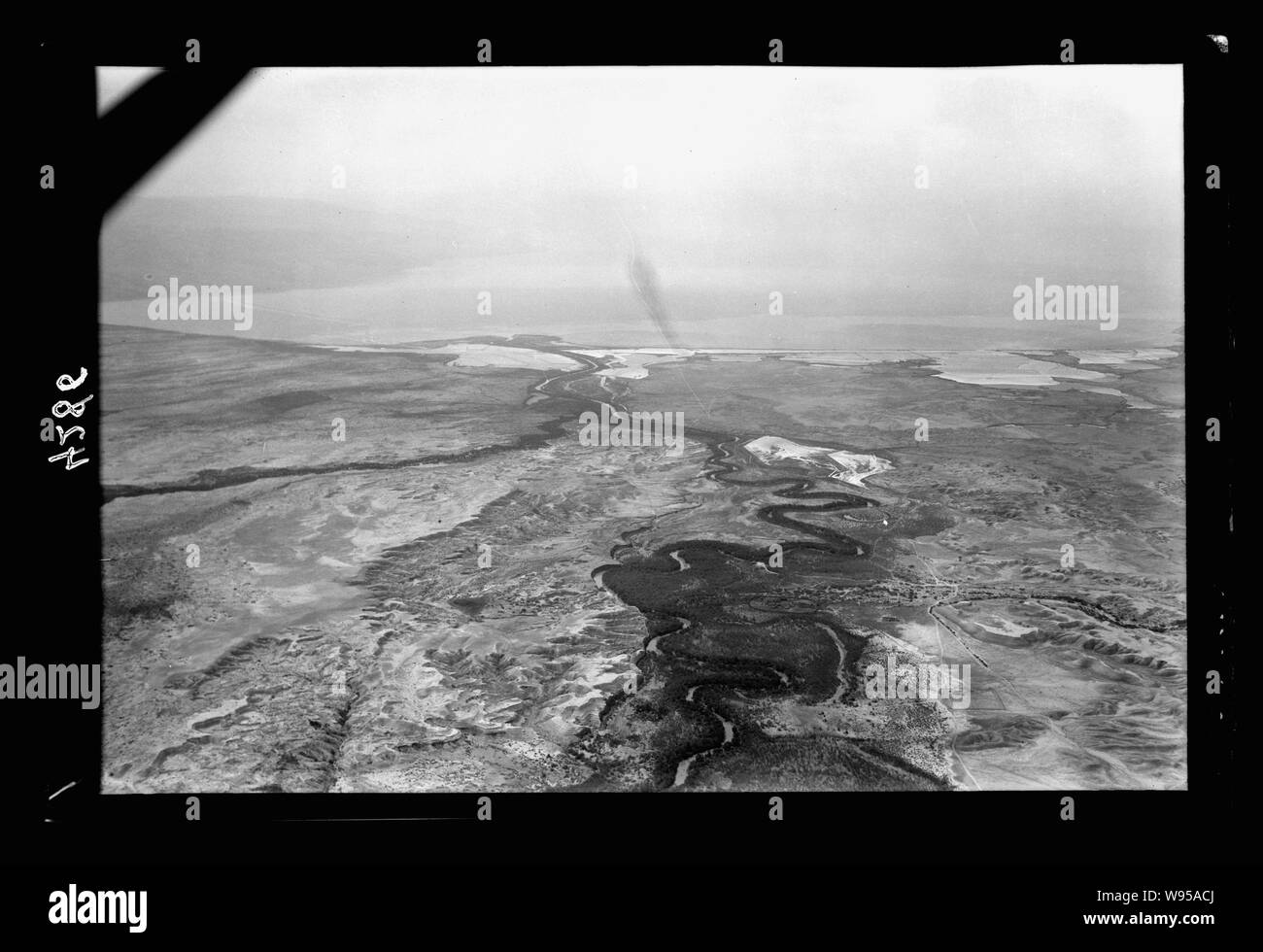 Luft Ansichten von Palästina. Flying South über den Jordan Rift. Jordan. Übersicht Ort der Taufe, Kloster des Hl. Johannes und neue Abessinier Gebäude. Toten Meer in Abstand Stockfoto