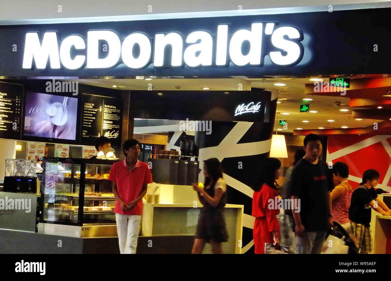 - - - - Kunden sind an einem McDonalds Restaurant in Shanghai, China, 28. Juli 2011 gesehen. McDonalds Corp., das Weltgrößte hamburger Kette sagte es pl Stockfoto