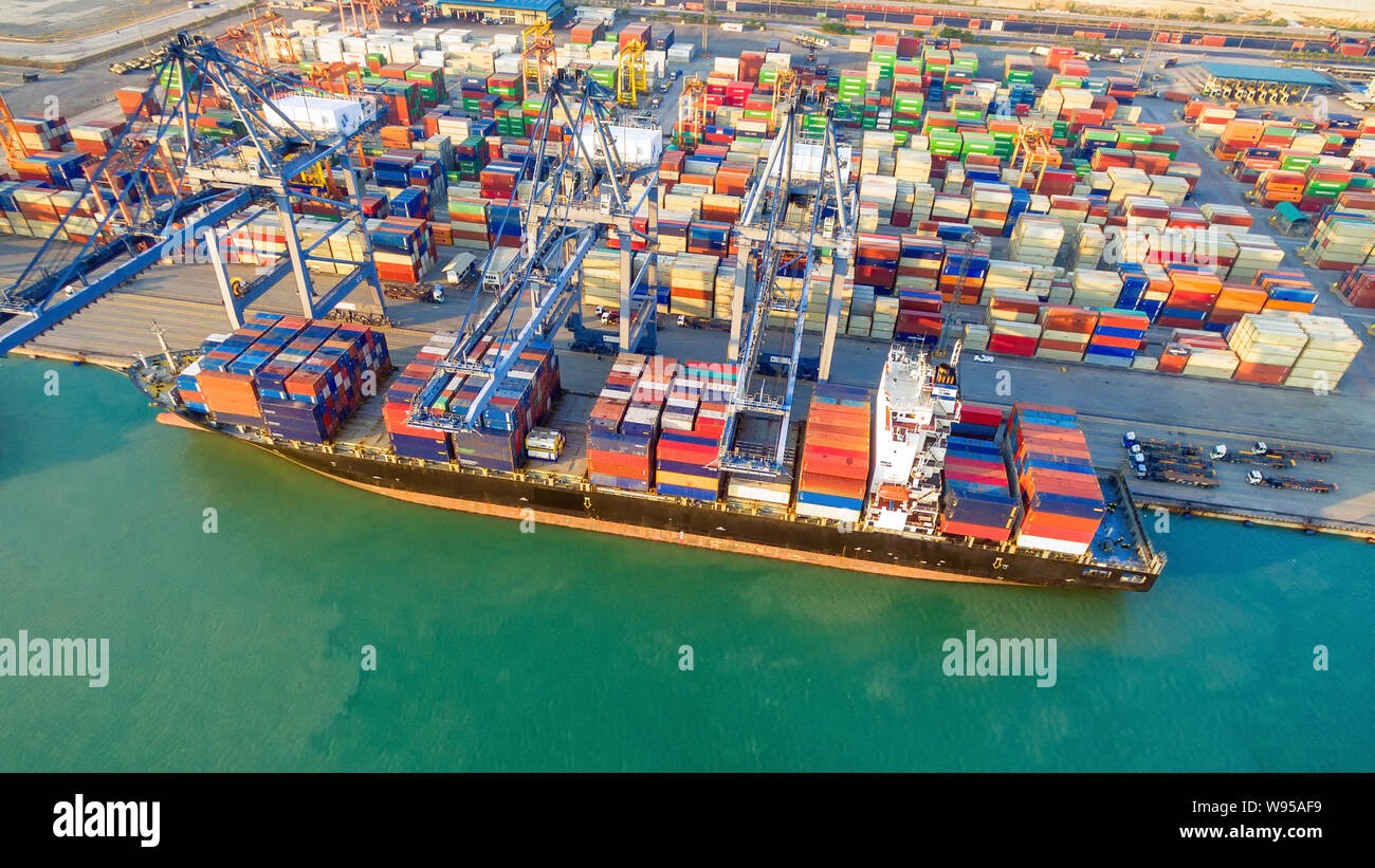 Die containerschifffahrt Schiff am Dock Hauptleitung Logistik für den Transport der Ladung container. Stockfoto