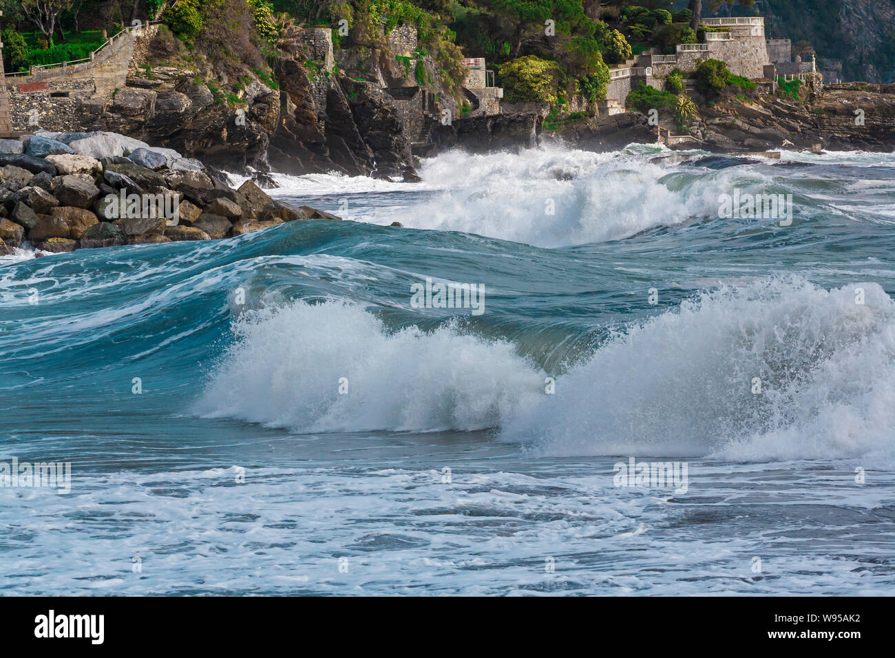 Stürmische Wellen auf das Ligurische Meer in Italien. Stockfoto