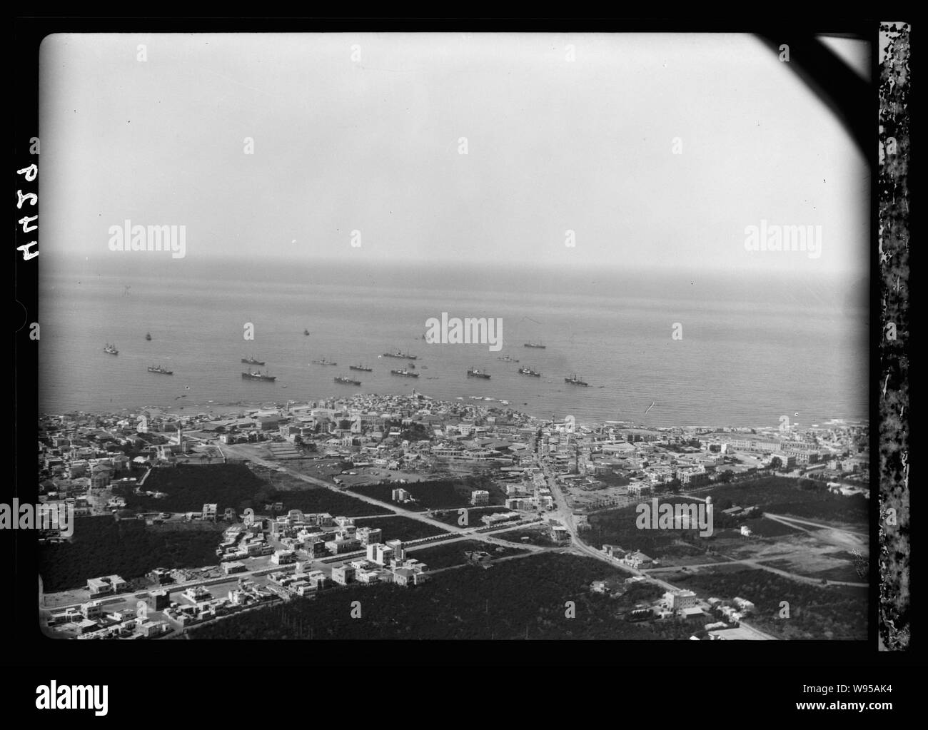 Luft Ansichten von Palästina. Jaffa, Auji Fluss und der Levante. Von Jaffa aus dem Land Seite, die Hauptstraßen, die in die Stadt. Orange Schiffe vor Anker Stockfoto