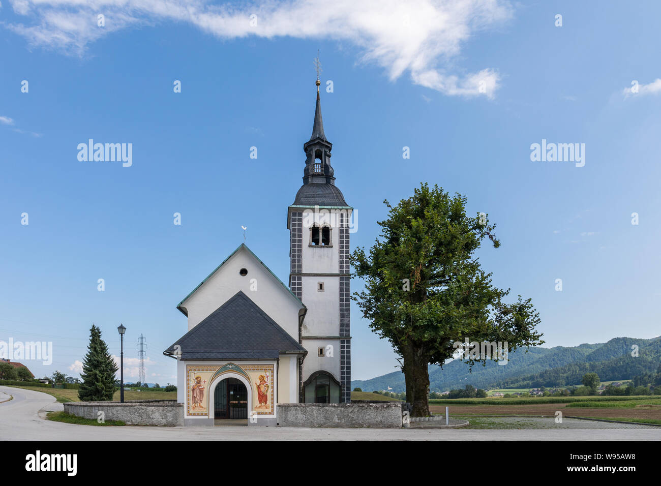 Kirche St. Johannes der Täufer (Cerkev Sv. Janeza Krstnika) in Suha in der Nähe von Skofja Loka, Slowenien Stockfoto