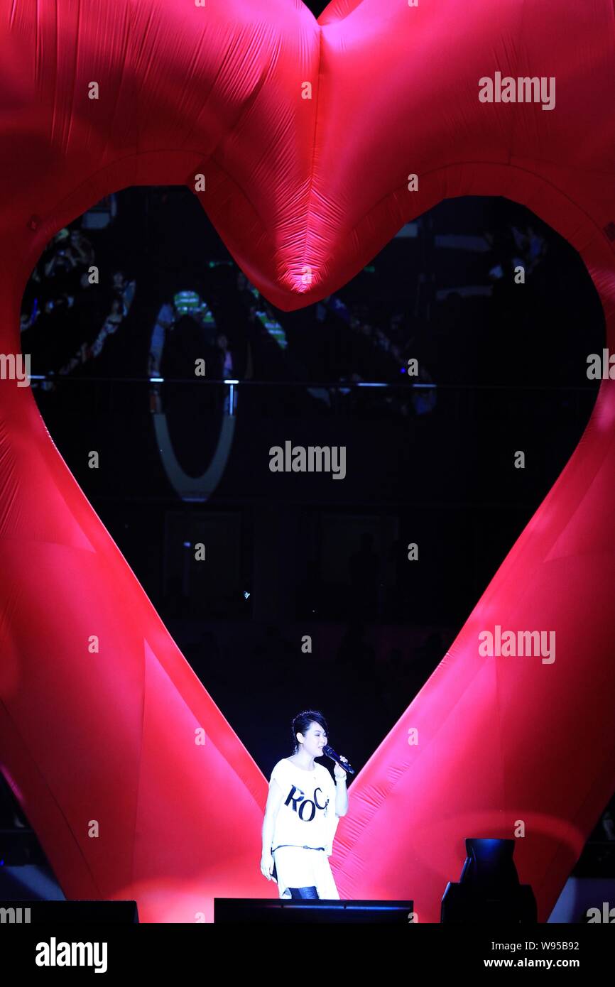 Taiwanesische Sänger Rene Liu führt bei einem Rock Records zum 30-jährigen Jubiläum Konzert in Hangzhou, China Zhejiang provinz, 21. Juli 2012. Stockfoto