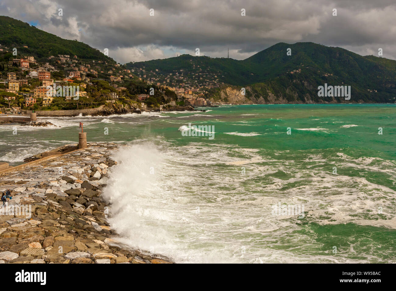 Ansicht der ligurischen Küste in Italien und in der stürmischen See Stockfoto
