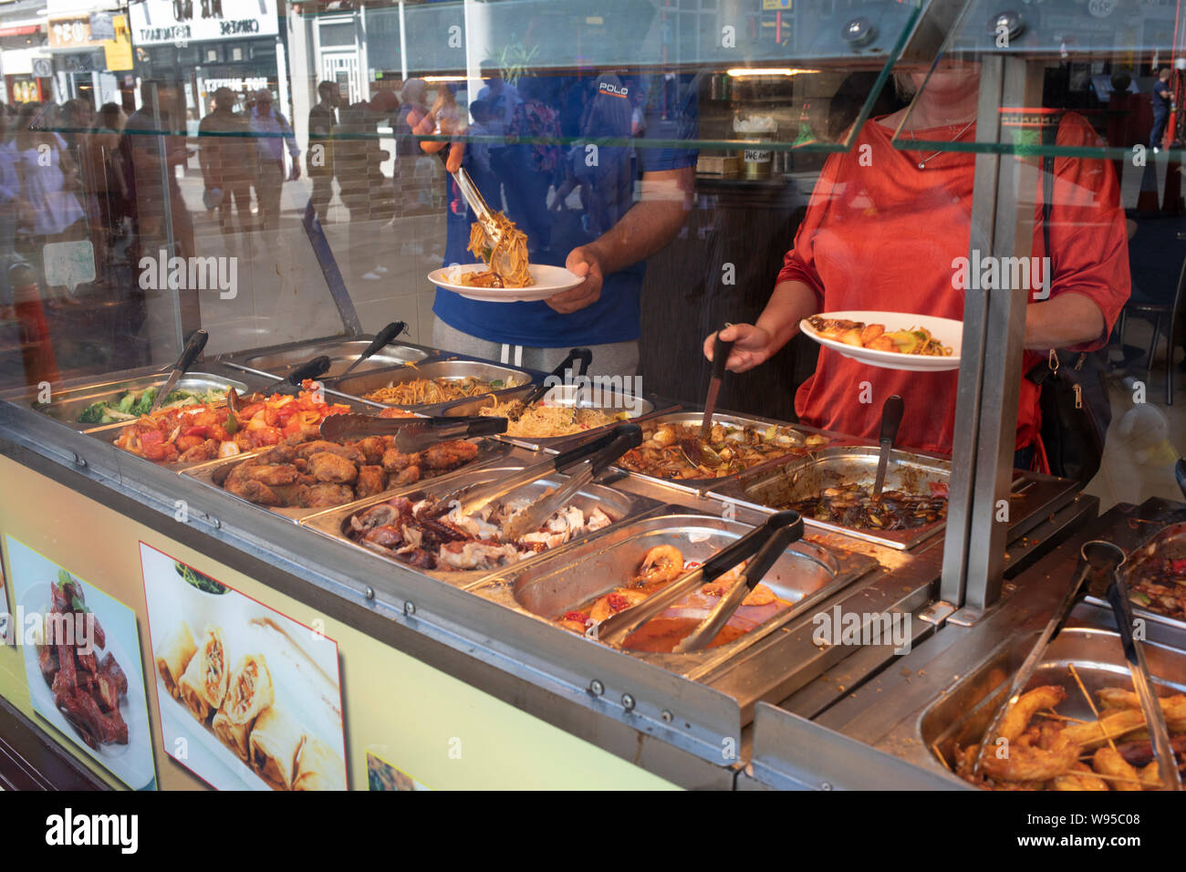 So viel Sie möchten, warmes Buffet in einem Chinesischen Restaurant in Chinatown in London, England, Vereinigtes Königreich. Viele Leute essen Schnäppchen Essen verantwortungsvoll und es bietet großen Wert für die Verbraucher jedoch Bedenken über Adipositas in Großbritannien bleiben, insbesondere mit Lebensmittel mit einem hohen Gehalt an Fett und Zucker. Adipositas ist ein medizinischer Zustand, in dem überschüssiges Körperfett in dem Umfang, in dem es möglicherweise einen negativen Effekt auf die Gesundheit angesammelt hat. Stockfoto