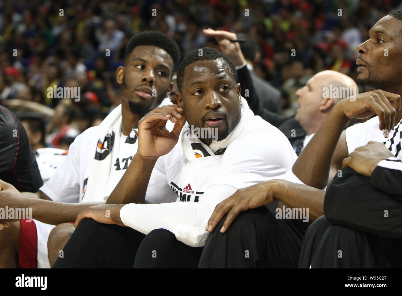 Dwyane Wade, Mitte, und seine Mannschaftskameraden von der Miami Heat zusehen, wie sie gegen die Los Angeles Clippers konkurrieren im zweiten Spiel des NBA-C Stockfoto