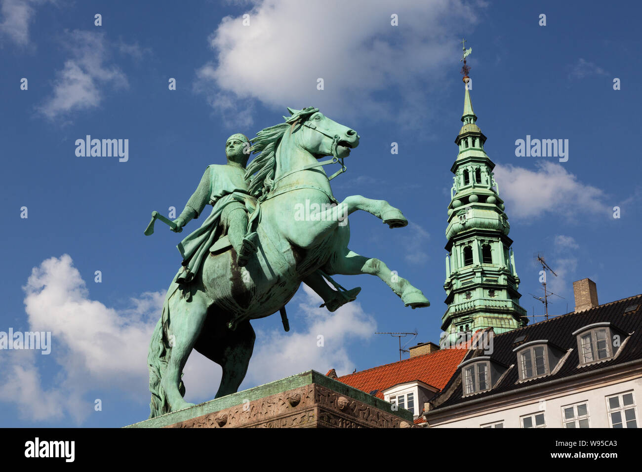 Absalon statue Kopenhagen - Equestrian Bronzestatue von Absalon, Denkmal des 12. Jahrhunderts Erzbischof, das Stadtzentrum von Kopenhagen, Dänemark Europa Stockfoto