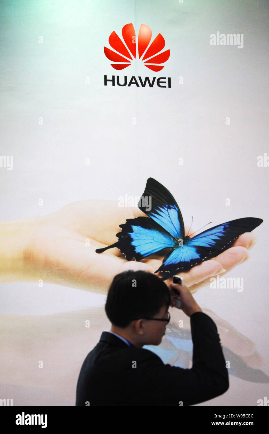 ---- Ein Besucher an den Stand der Huawei während einer Messe in Nanjing City, East China Jiangsu Provinz, 5. September 2011. Huawei Technologies, Stockfoto