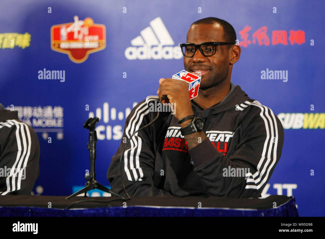 LeBron James der Miami Heat spricht bei einer Pressekonferenz nach dem zweiten Spiel der NBA China Spiele zwischen den Miami Heat und den Los Angeles C Stockfoto