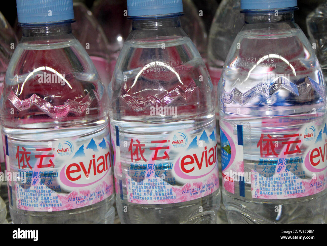 ------ Flaschen Evian Mineralwasser sind für den Verkauf in einem Supermarkt in Peking, China, 4. Dezember 2011. Eine berühmte Marke des Französischen Mineralwasser hat Stockfoto