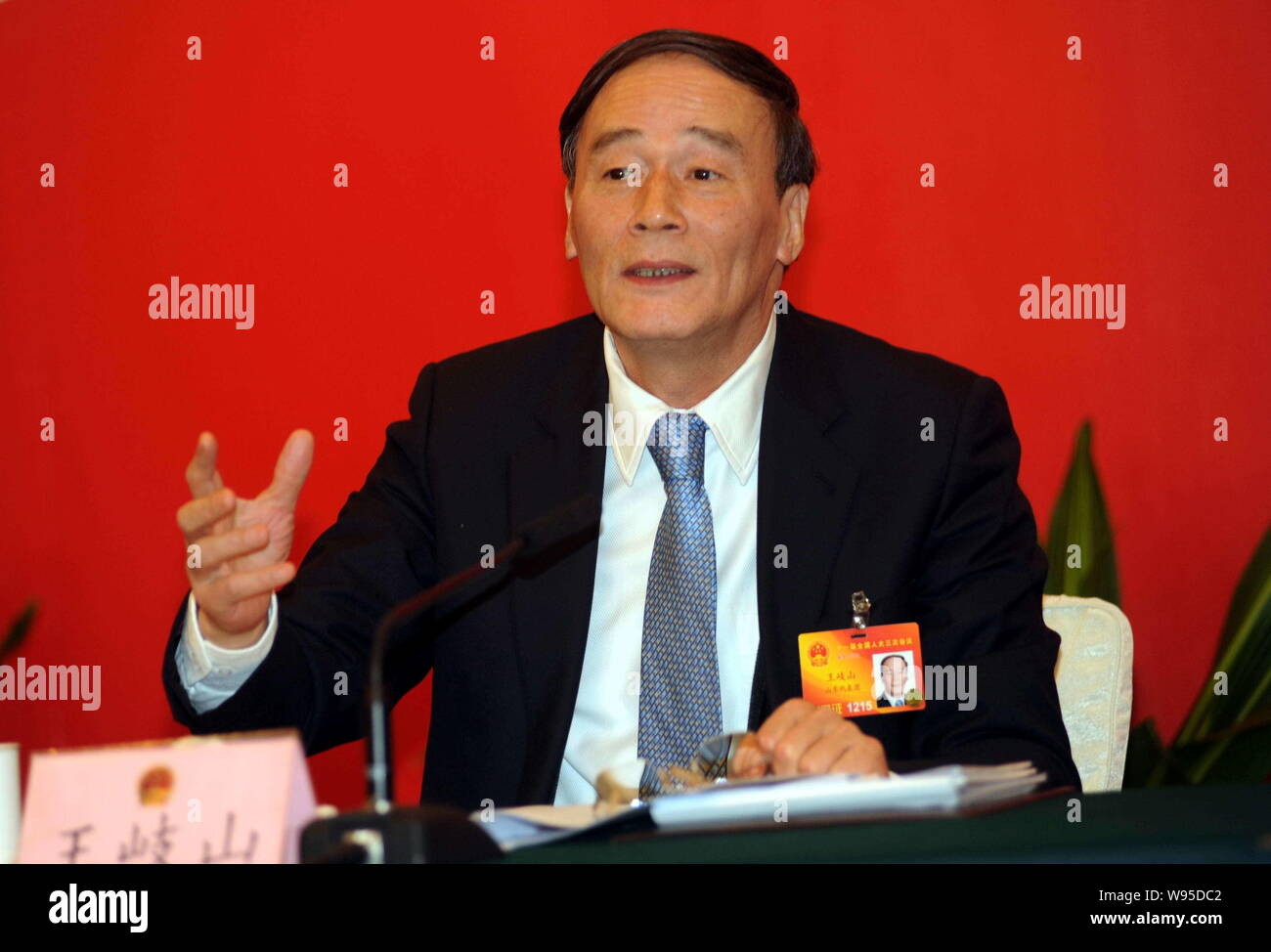 ---- Chinesischen Vizepremierminister Wang Qishan spricht in einem Seminar während der dritten Sitzung des 11 NPC (Nationalen Volkskongresses) in Peking, China, 5. Stockfoto