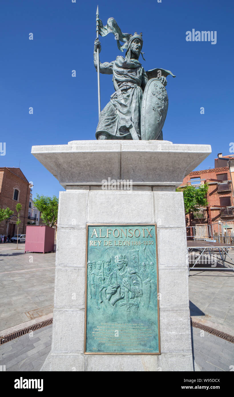 Leon, Spanien - 25. Juni 2019: Alfonso IX, 12. Jahrhundert König von León und Galizien. Denkmal in Santo Martino Square, León, Spanien. Durch Estanisla geformt Stockfoto