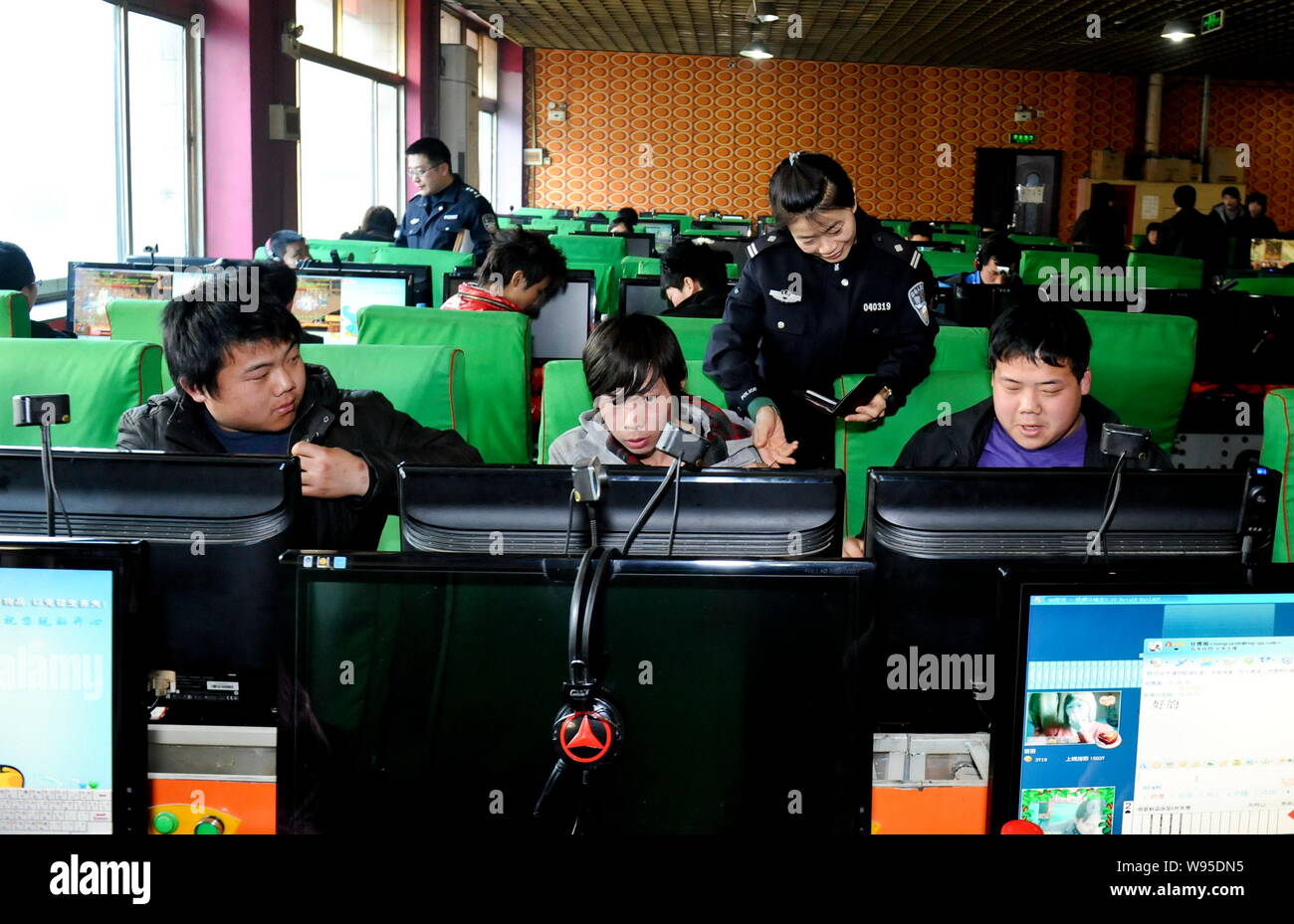 ------ Chinesische Polizisten der China Network Management der öffentlichen Sicherheit prüfen ein Internet Cafe in Peking, China, 22. Februar 2012. China l Stockfoto