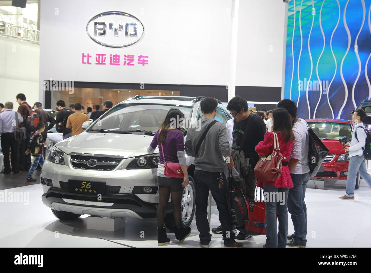 ---- Leute besuchen Sie den Stand von BYD Auto 2012 Auto Show in Guangzhou City, South China Guangdong Provinz, 26. November 2012. BYD Co., die Chine Stockfoto