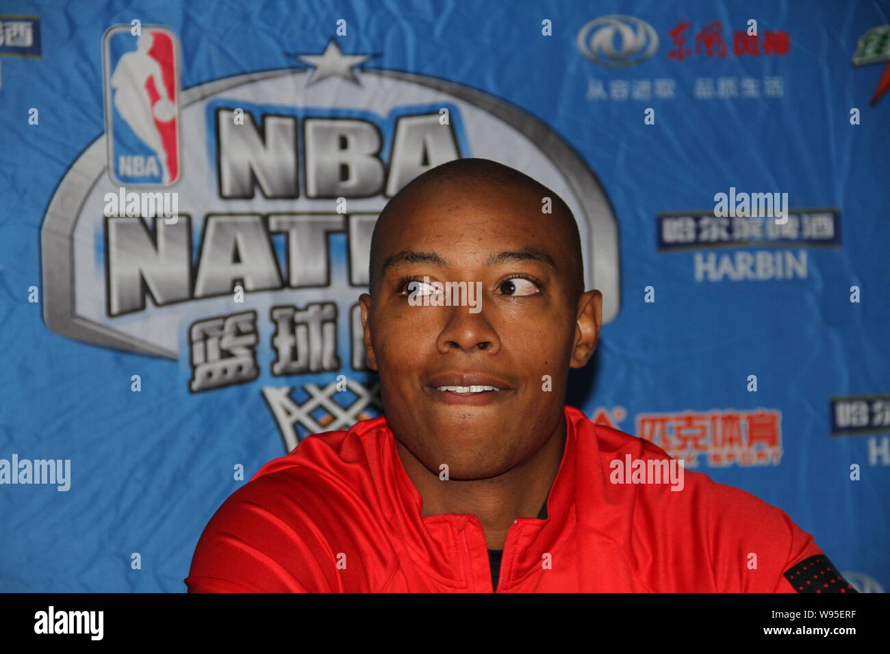 NBA-Star Caron Butler der Los Angeles Clippers wird dargestellt in einer fördernden Tätigkeit während seiner China Tour in Xian City, Nordwestchina Shaanxi provi Stockfoto