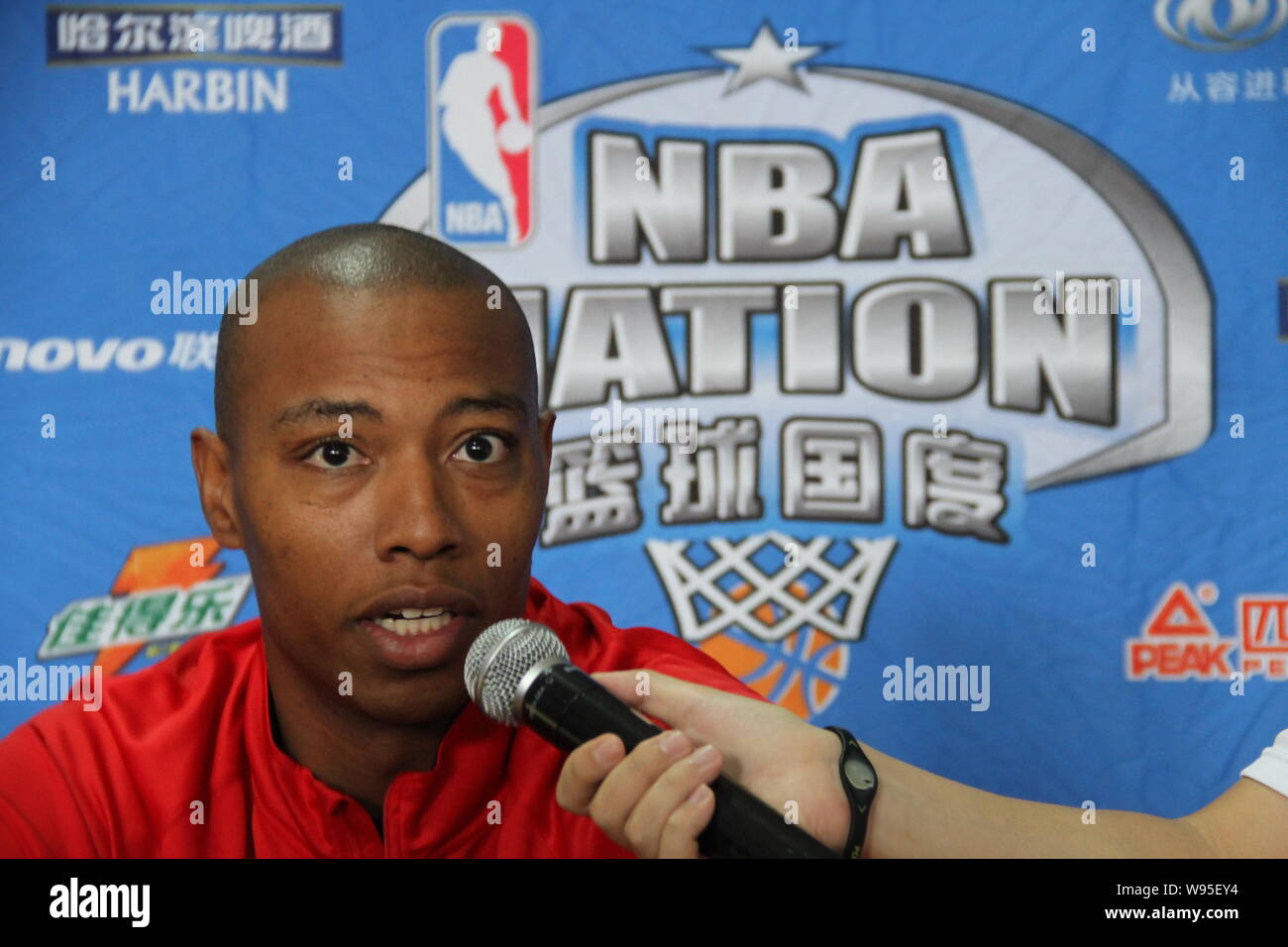 NBA-Star Caron Butler der Los Angeles Clippers spricht zu einem fördernden Tätigkeit während seiner Reise nach China in Xian, Provinz Shaanxi im Nordwesten Chinas, Stockfoto