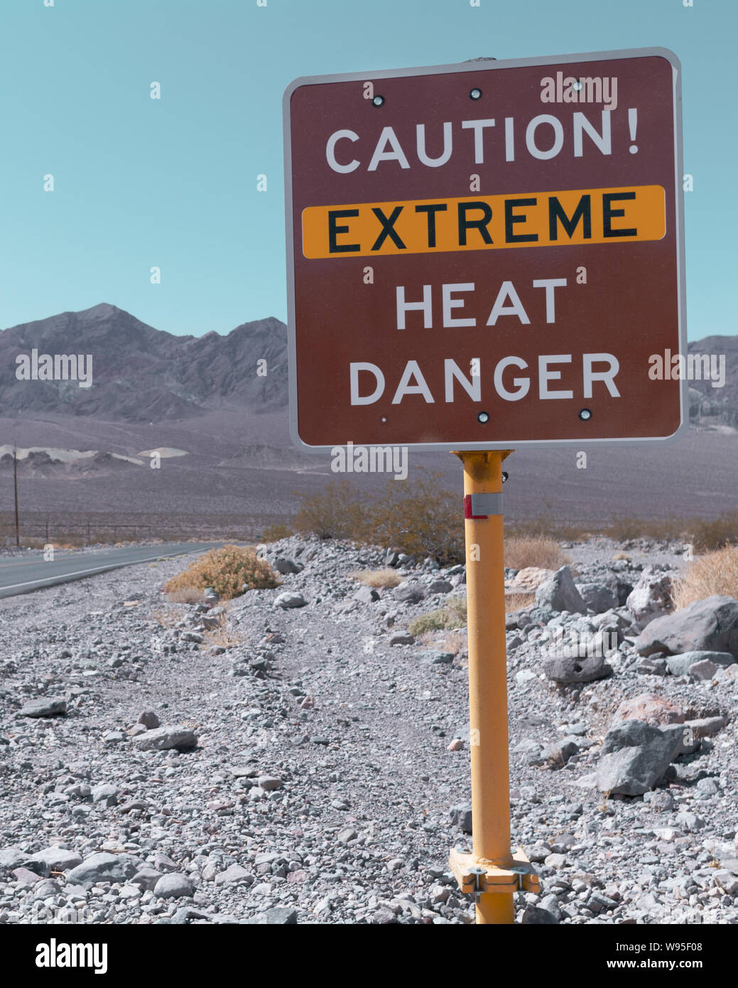 Verkehrsschilder vor gefährlich hohen Temperaturen tagsüber im Death Valley. Stockfoto