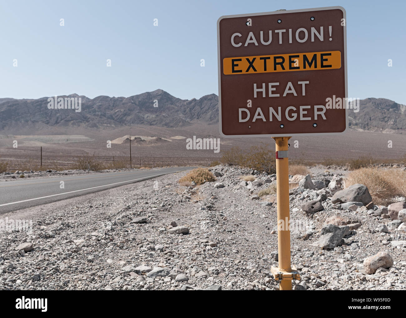 Bild von einem Schild Warnung vor gefährlich hohe Temperaturen tagsüber im Death Valley. Stockfoto