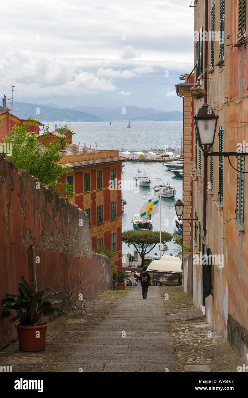 Eine alte Straße von Santa Margherita Ligure, geht hinunter zum Hafen, Italien Stockfoto