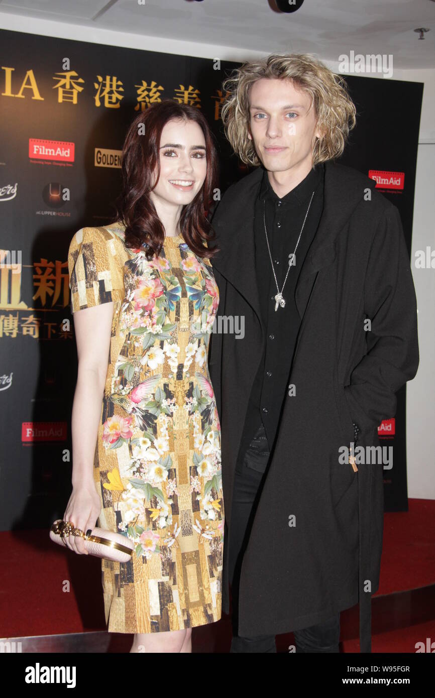 Der britische Schauspieler Jamie Campbell Bower, Recht, Haltungen mit seiner Schauspielerin Freundin Lily Collins während eine Nächstenliebe, die Premiere des Films, die Twilight Saga: B Stockfoto