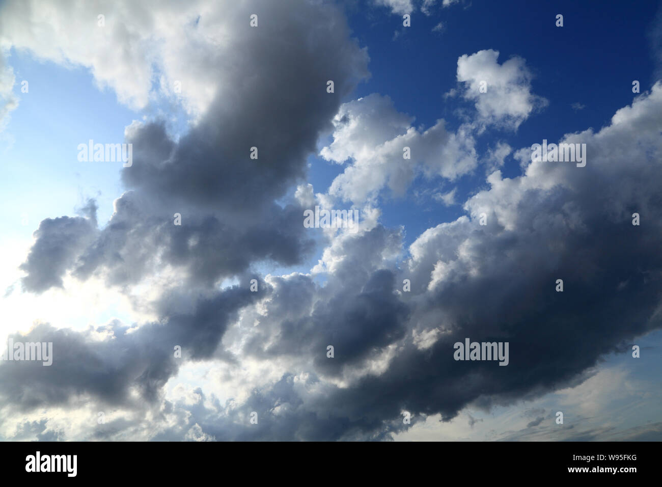 Bewölkter Himmel, Weiß, Grau, Schwarz, Wolken, blauer Himmel, Meteorologie, Wetter, bedrohlichen Regen Stockfoto