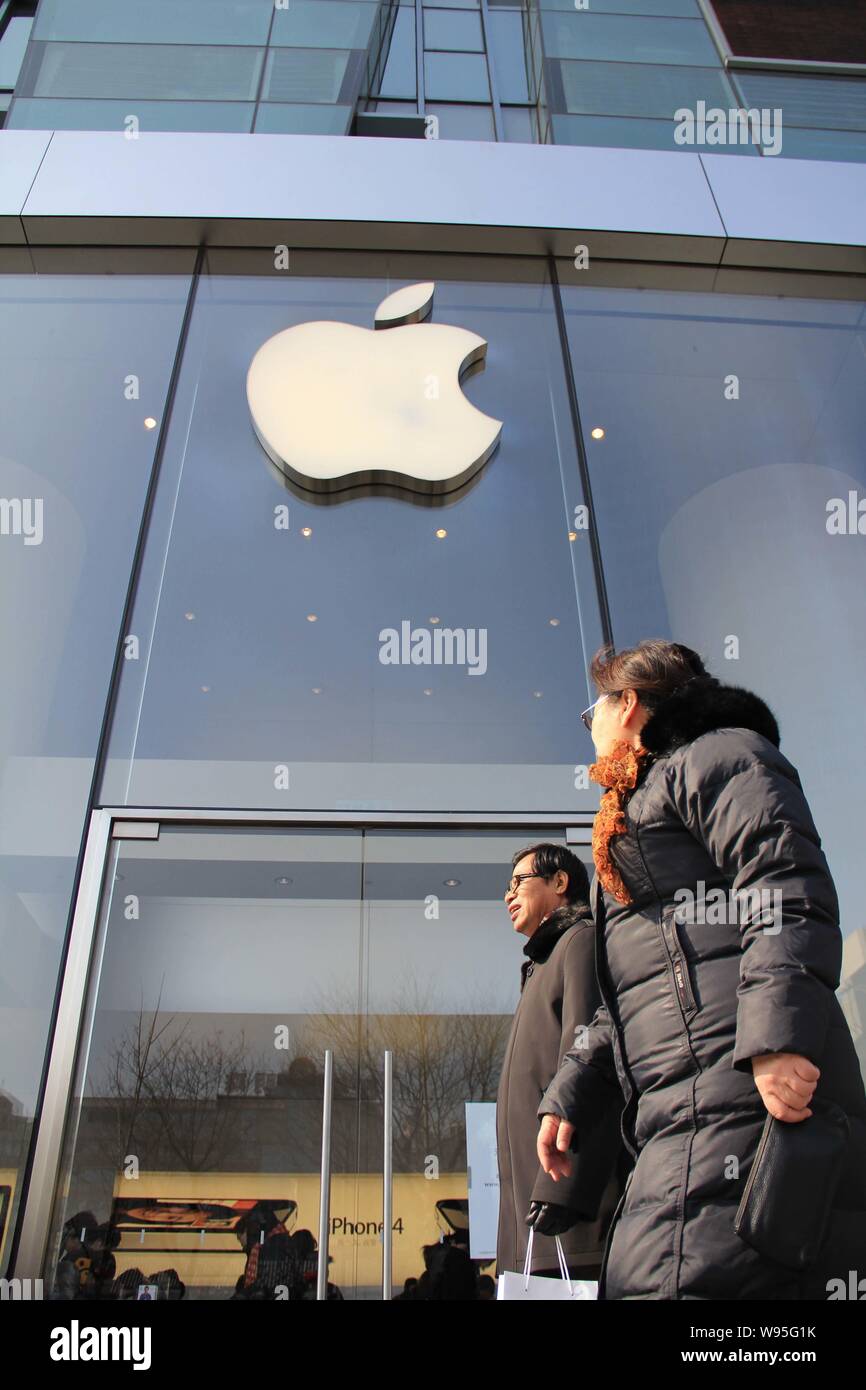 ---- Fußgänger vorbei an einem Apple Store in Peking, China, 17. Februar 2011. Apple Inc. ist auf der Suche zu öffnen Flagship Stores in den wichtigsten Chinesischen Stockfoto