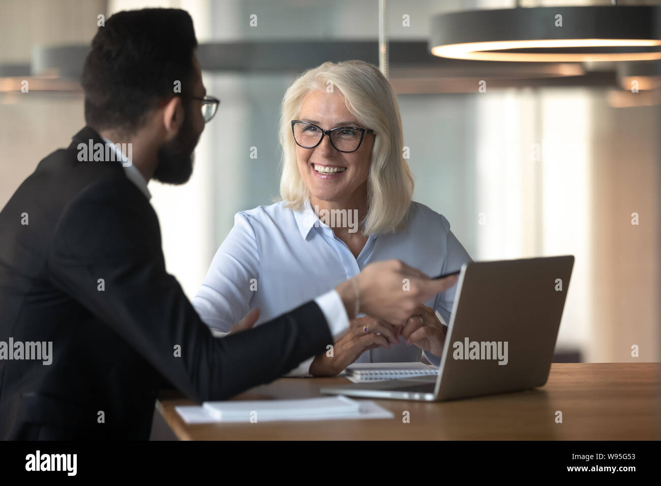 Kaufmann Beratung reife Geschäftsfrau Client, mit Laptop Stockfoto