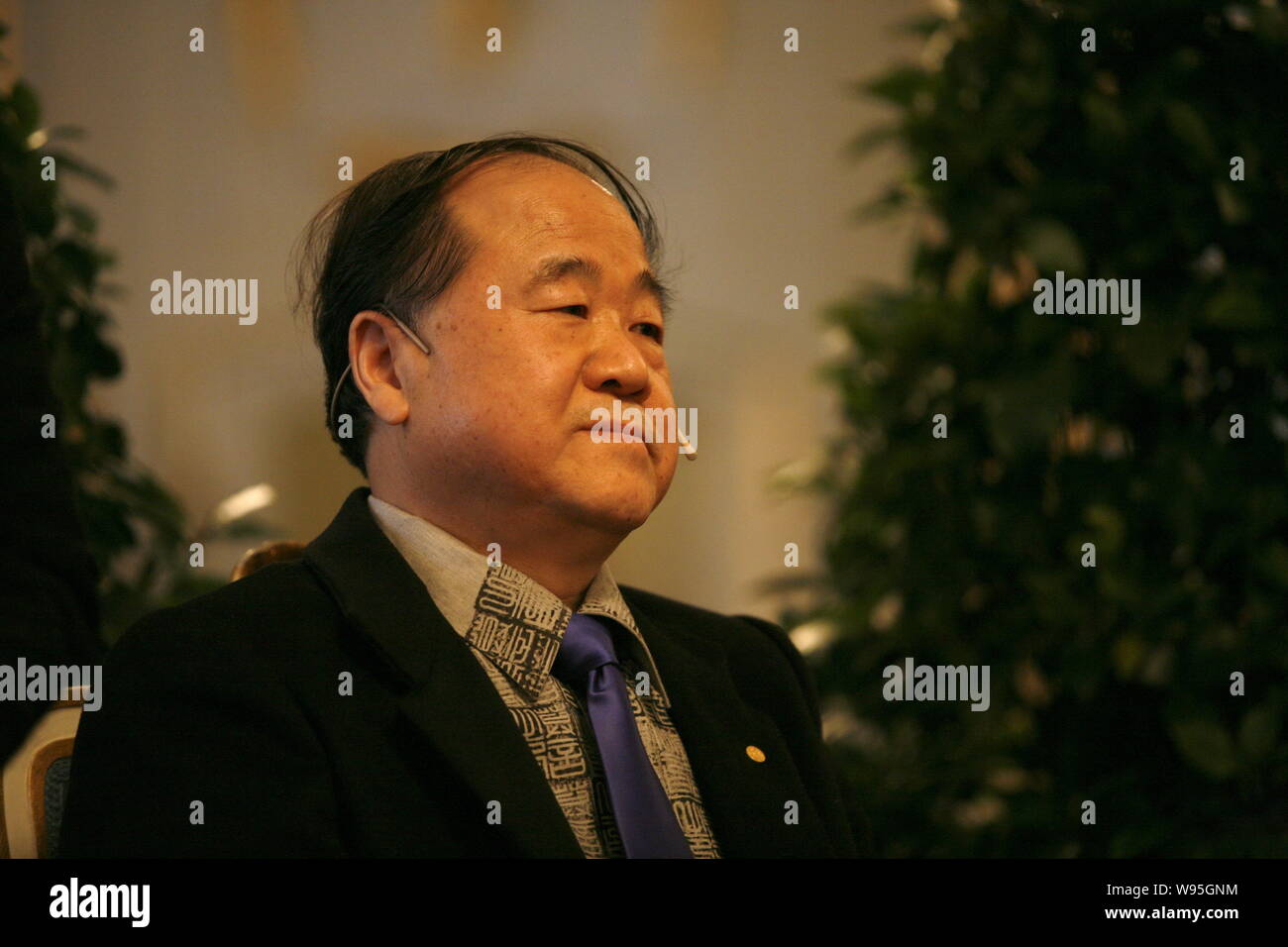 Chinesische Schriftsteller Mo Yan, Preisträger der Literaturnobelpreis 2012, hört eine Frage während einer Pressekonferenz der Preis in Stockholm, Schweden, Stockfoto