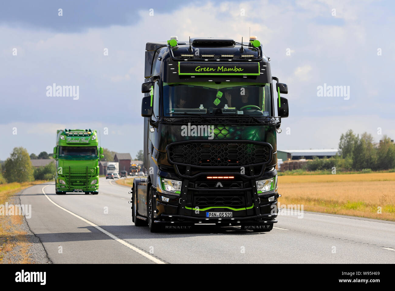 Luopajarvi, Finnland. August 8, 2019. Angepasste Renault Trucks T Lkw Green Mamba 2 von Olaf Sattler in LKW-Konvoi nach Power Truck Show 2019. Stockfoto