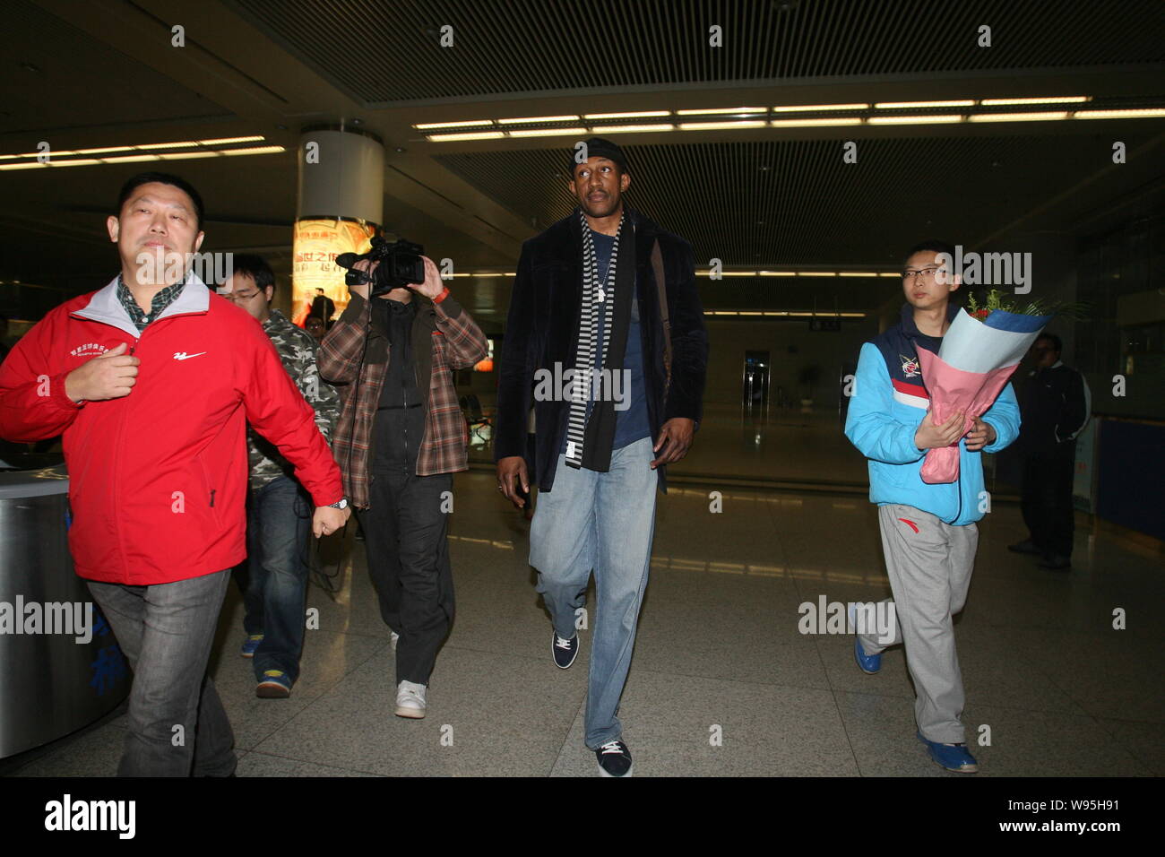 Ehemaliger NBA Spieler K. Mbenga kommt in Qingdao Liuting International Airport in Qingdao Stadt, East China Provinz Shandong, 16. November 2012. Fo Stockfoto