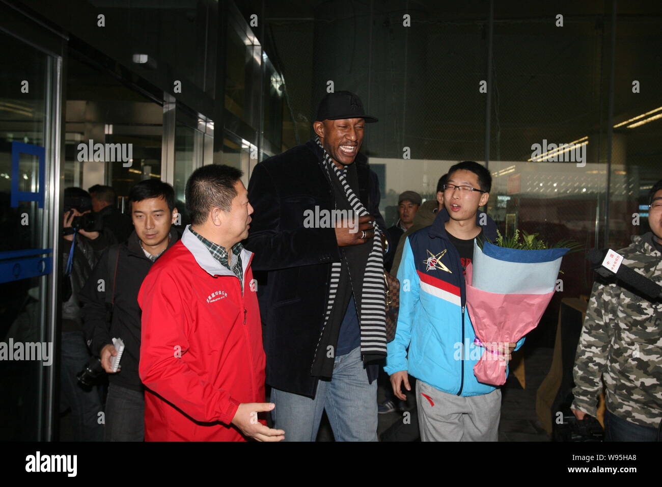 Ehemaliger NBA Spieler K. Mbenga kommt in Qingdao Liuting International Airport in Qingdao Stadt, East China Provinz Shandong, 16. November 2012. Fo Stockfoto