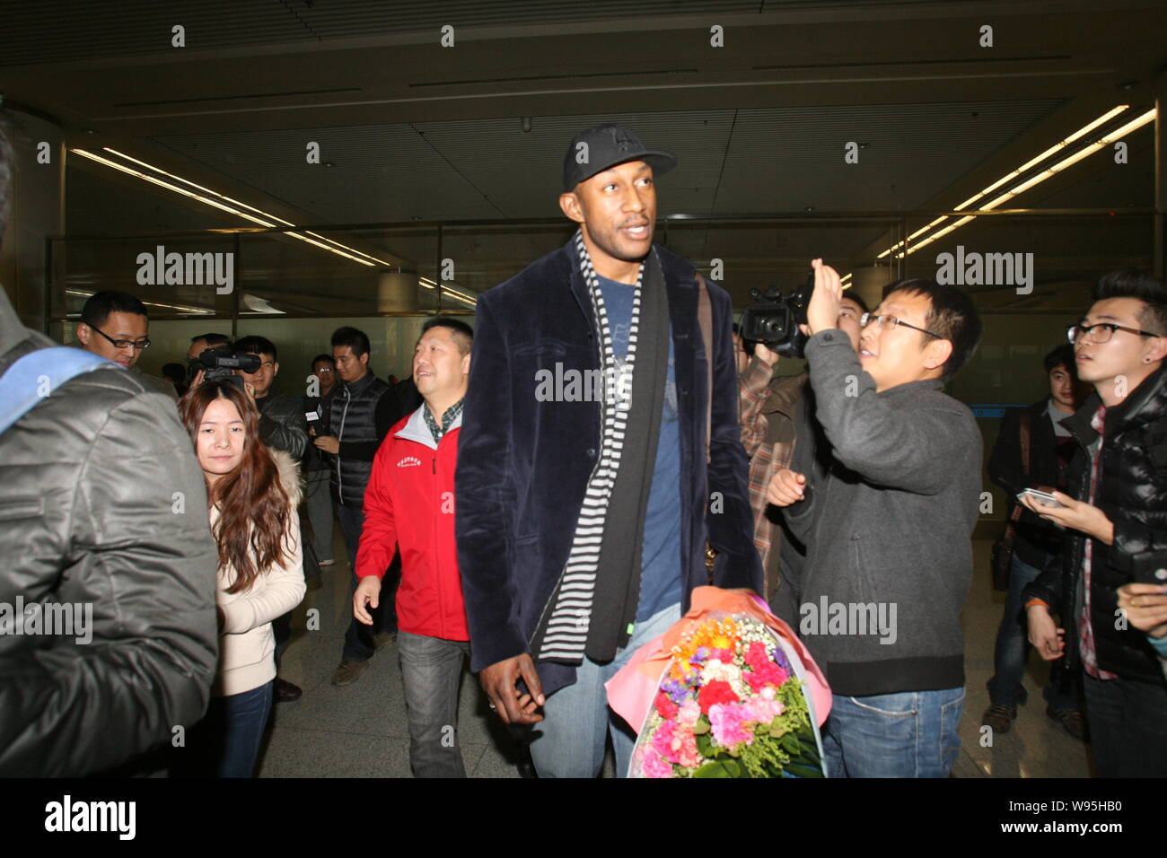 Ehemaliger NBA Spieler K. Mbenga kommt in Qingdao Liuting International Airport in Qingdao Stadt, East China Provinz Shandong, 16. November 2012. Fo Stockfoto