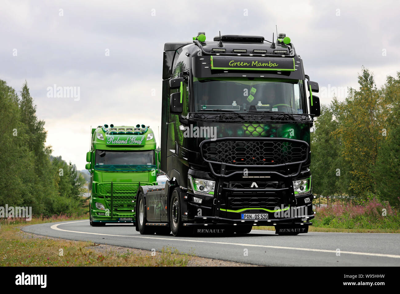 Lempaala, Finnland. August 8, 2019. Angepasste Renault Trucks T Lkw Green Mamba 2 von Olaf Sattler in LKW-Konvoi nach Power Truck Show 2019. Stockfoto