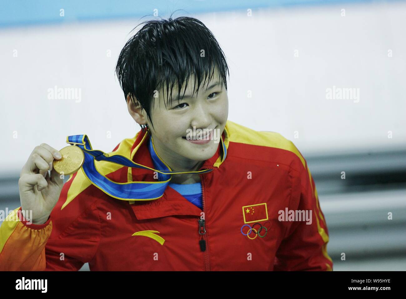 --File - China Ihr Shiwen zeigt die Goldmedaille, nachdem er die Frauen 400 m individuelle Medley am 16. asiatischen Spiele in Guangzhou City, South China Stockfoto