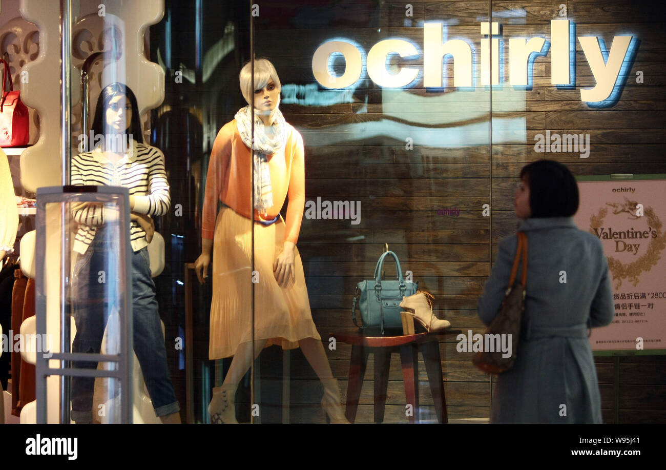 Ein Fußgänger geht vorbei an einem Ochirly Store in Shanghai, China, 13. Februar 2012. Ein Private-Equity-Fonds unterstützt von französischen Luxus Riese LVMH Moet Henness Stockfoto
