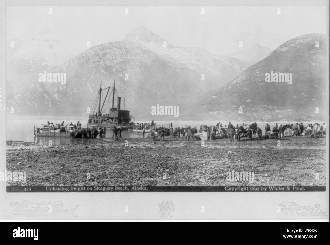 Alaska - Entladen der Fracht auf Skaguay Strand Stockfoto