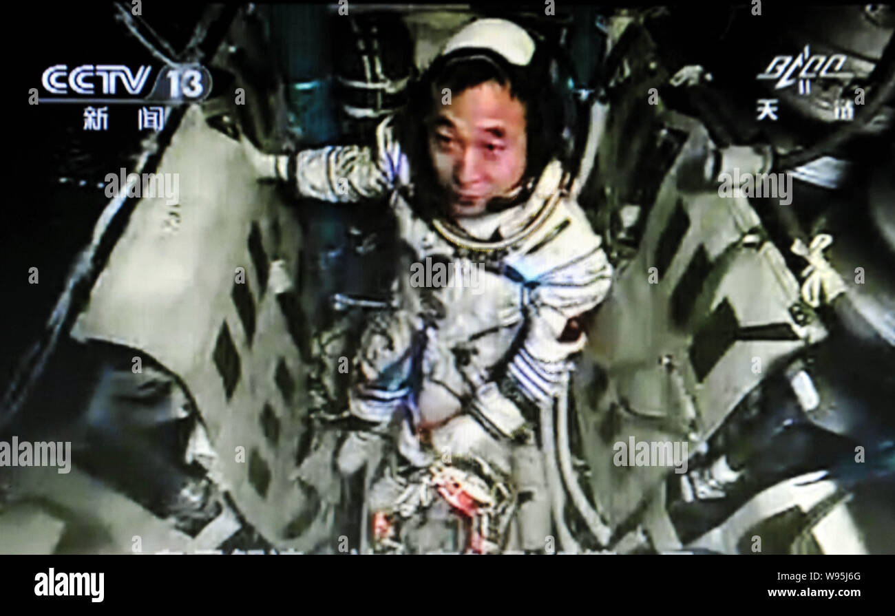 Diese TV-Greifer zeigt chinesischen Astronauten Jing Haipeng Öffnen der Tür des Re-entry-Moduls der Shenzhou-9 Raumschiff vor den drei Astronauten ent Stockfoto