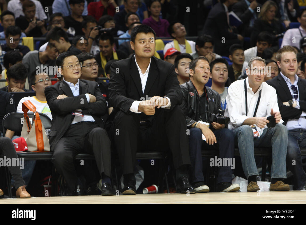 Chinesischen Basketball Superstar Yao Ming, Zentrum im Ruhestand, Uhren das zweite Spiel der NBA China Spiele zwischen den Los Angeles Clippers und die Miami Stockfoto