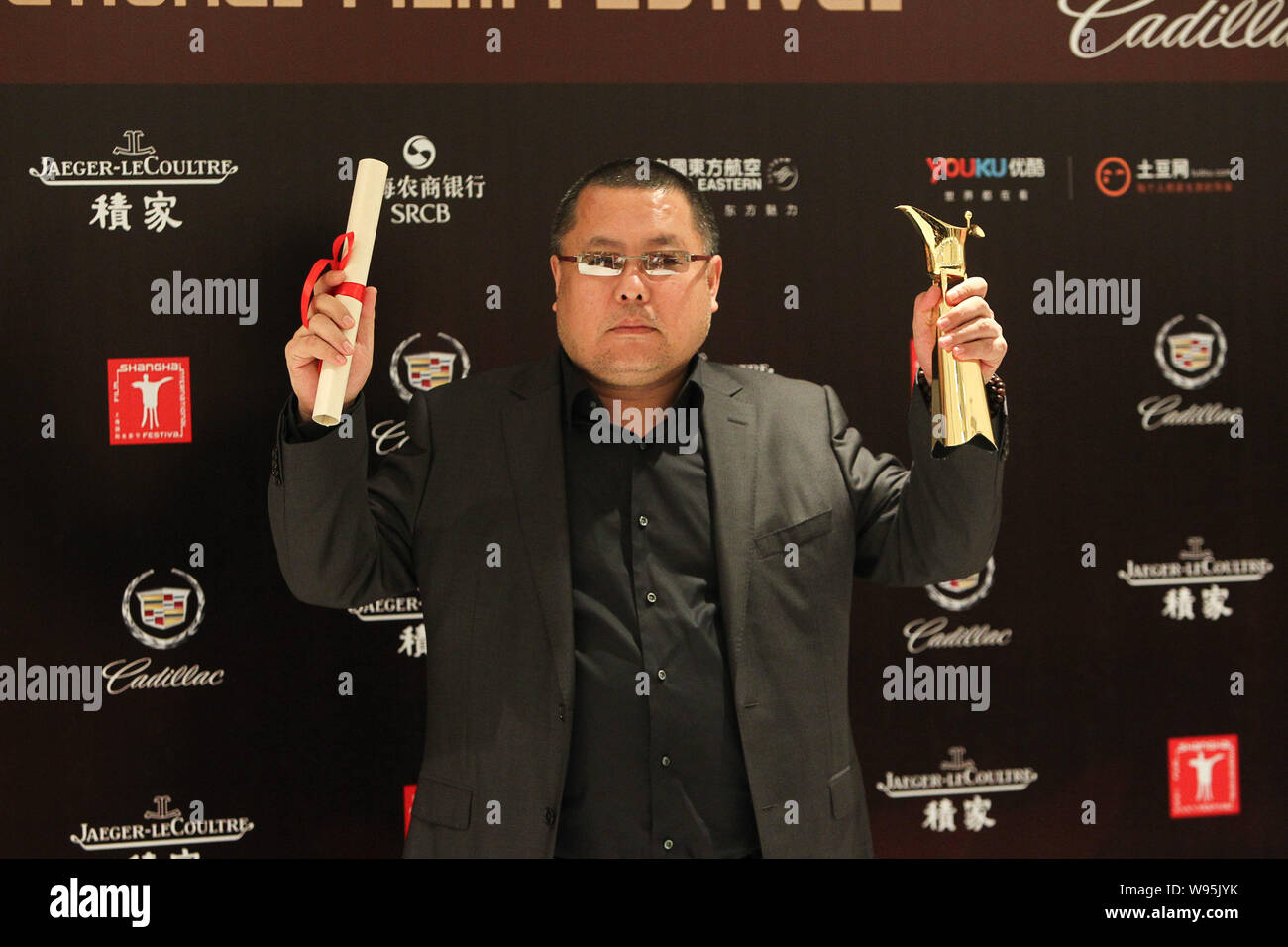 Der chinesische Regisseur Gao Qunshu, Detektiv Hunter Zhang, gewinnt der beste Regisseur goldener Pokal Preis während der Abschlussfeier der Shanghai Internatio Stockfoto