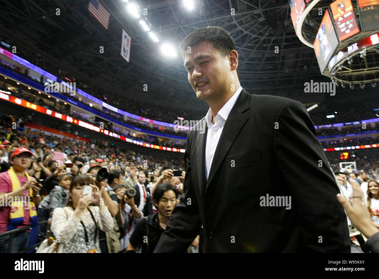 Pensionierte chinesischen Basketball Superstar Yao Ming wird dargestellt, während im zweiten Spiel der NBA China Spiele zwischen den Los Angeles Clippers und die Miam Stockfoto