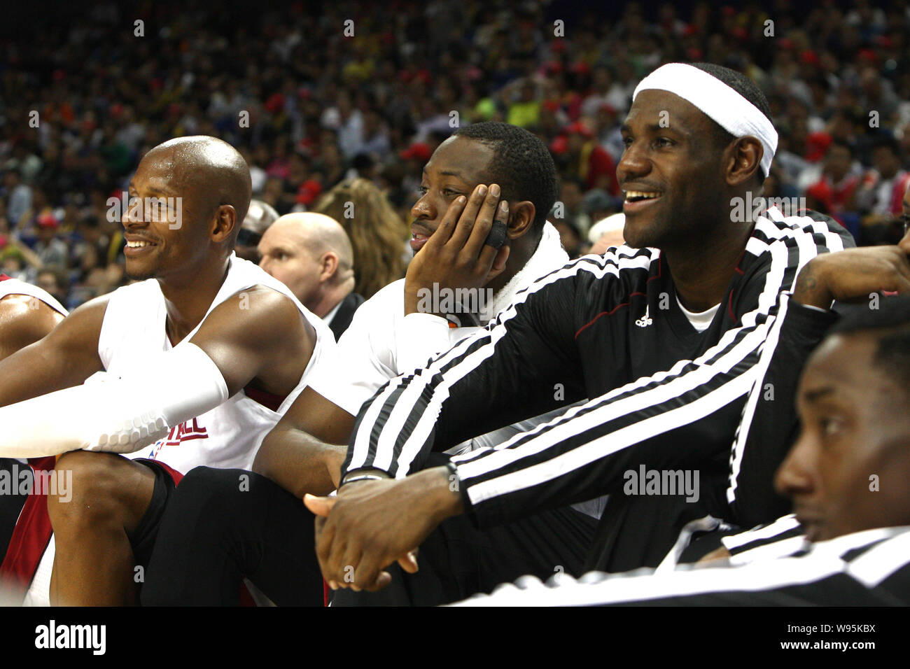 (Von links) Ray Allen, Dwyane Wade und LeBron James der Miami Heat zusehen, wie sie gegen die Los Angeles Clippers während ihrer zweiten Match konkurrieren Stockfoto