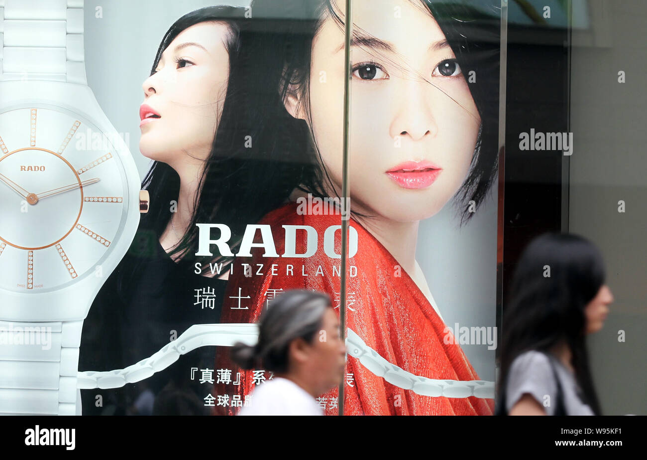 Fußgänger vorbei eine Rado (a low-end-Marke der Swatch Group) watch Store in Nantong, China Jiangsu Provinz, 17. Juni 2012. Swatch Group AG, Stockfoto