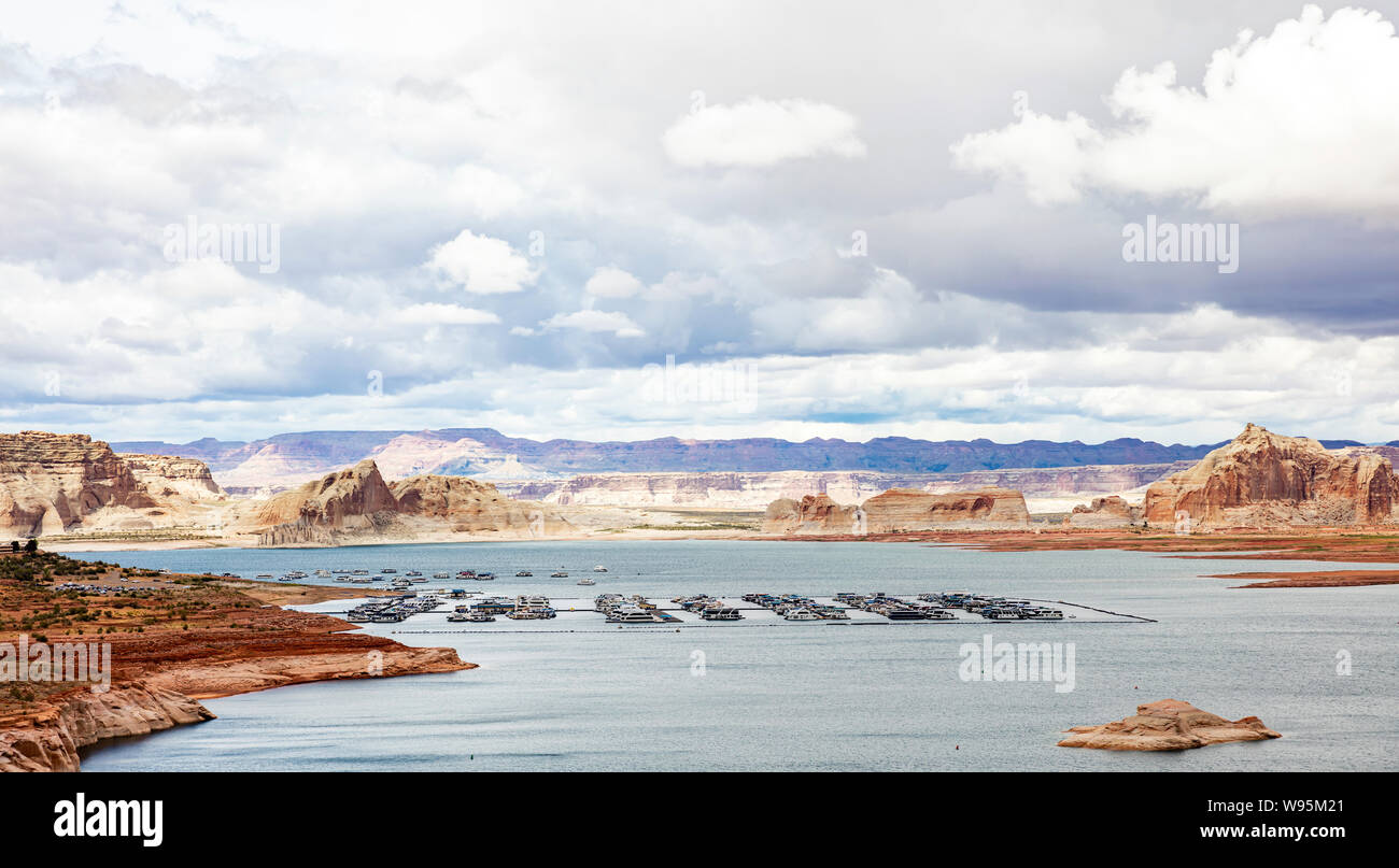 Lake Powell, Arizona und Utah Grenzen in der Nähe von Seite AZ. Uns von Amerika, Frühling, bewölkter Himmel Stockfoto