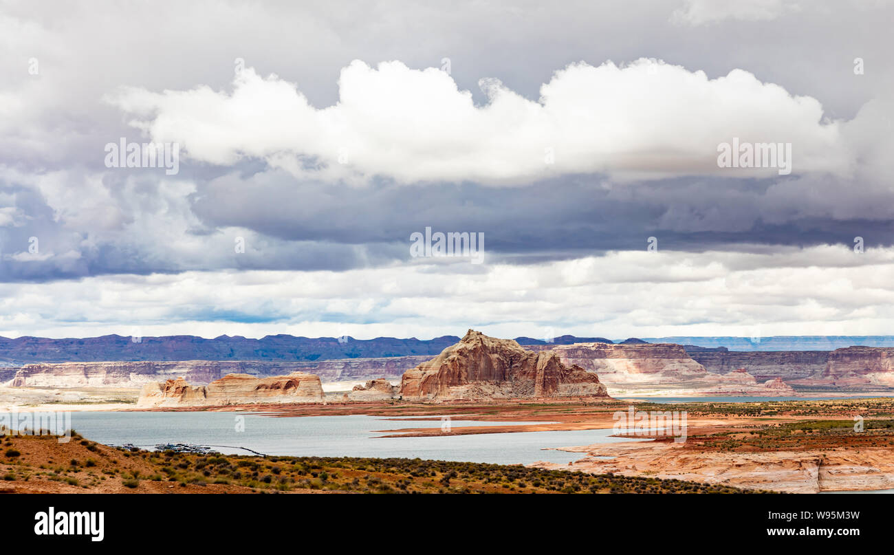 Blick auf Lake Powell, Arizona und Utah Grenzen in der Nähe von Seite AZ. Uns von Amerika, Frühling, bewölkter Himmel Stockfoto