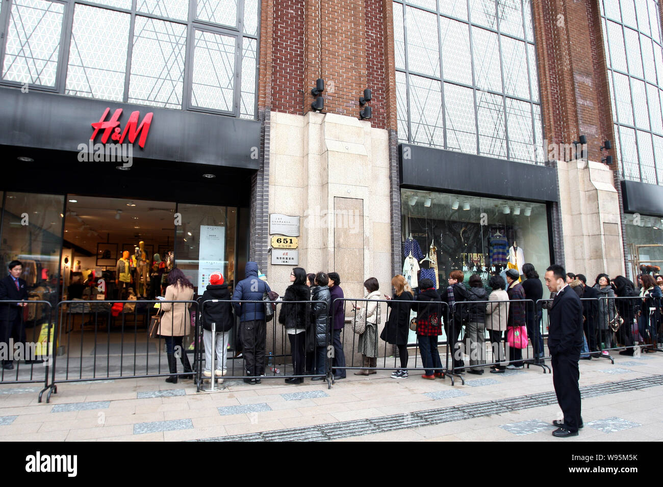 Käufer Line up außerhalb eines H&M Store die neuen Kollektionen von Marni und H&M in Shanghai, China, 8. März 2012 zu kaufen. Käufer aus der Warteschlange vor der Morgendämmerung Stockfoto