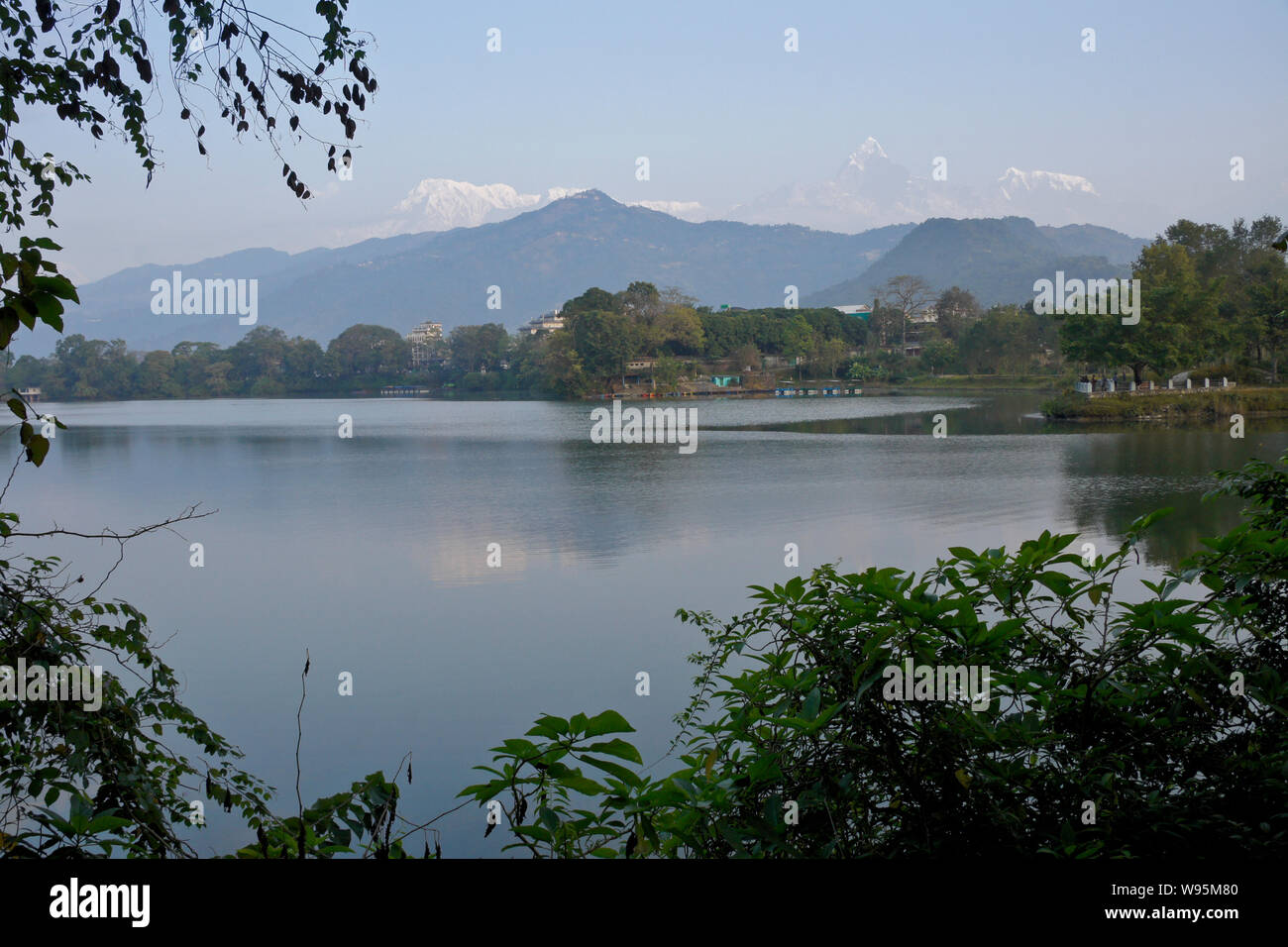 Phewa (Fewa) See unter schneebedeckten Gipfel der Annapurna im Himalaya, Pokhara, Nepal Stockfoto