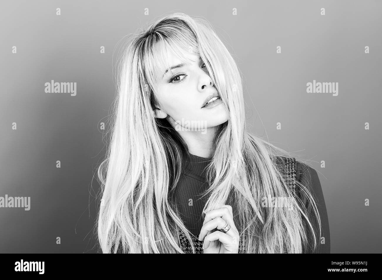 Porträt einer attraktiven Frau, im Studio shot vor grauem Hintergrund Stockfoto