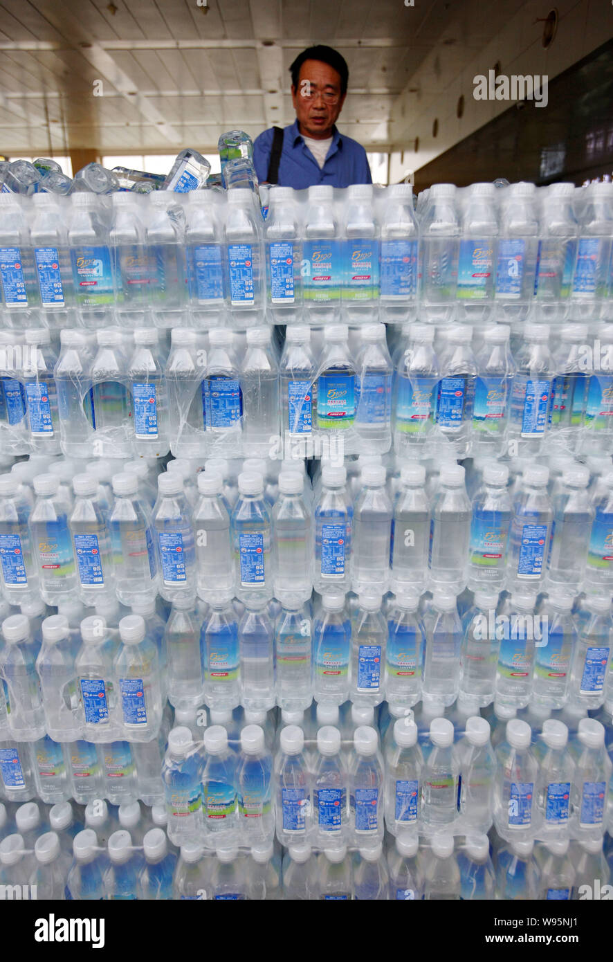 Flaschen von Tibet 5100 Mineralwasser sind am Bahnhof Shanghai in Shanghai, China, 9. Oktober 2012 verteilt. Sauberes Wasser und China sind keine Stockfoto