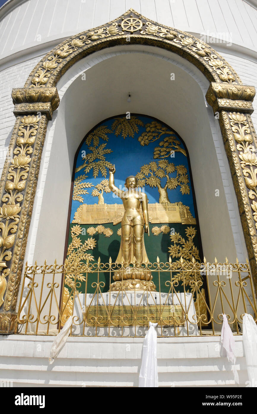 Das lumbini Statue, einem der vier Buddha Statuen in den Nischen im Shanti Stupa (World Peace Pagoda) auf Anadu Hill, Pokhara, Nepal Stockfoto