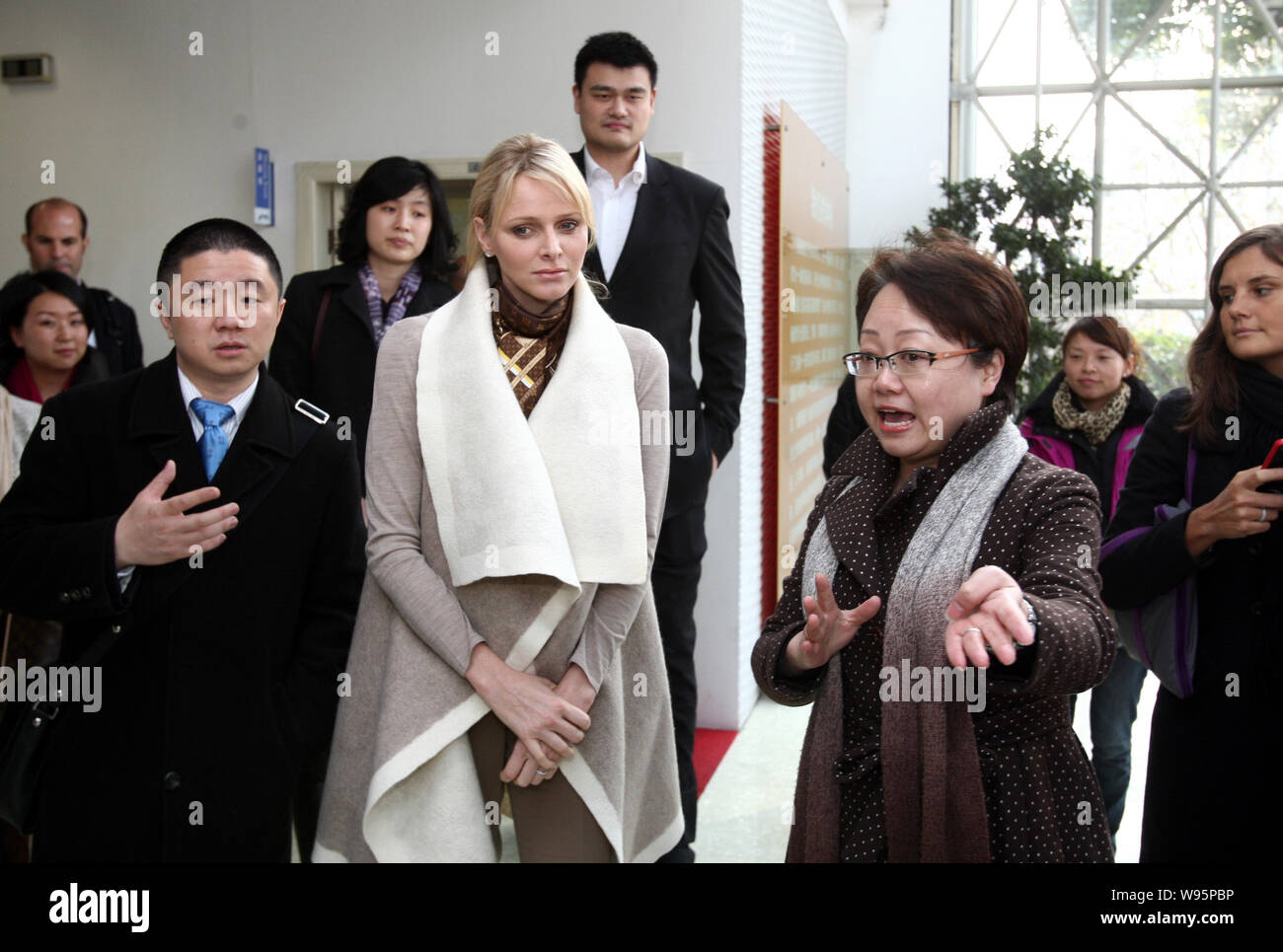 Prinzessin Charlene Wittstock von Monaco, Mitte, pensionierter Chinesischen Basketballstar Yao Ming, zurück, und seine Frau Ye Li, 4. links, hören Sie eine Schule aus Stockfoto